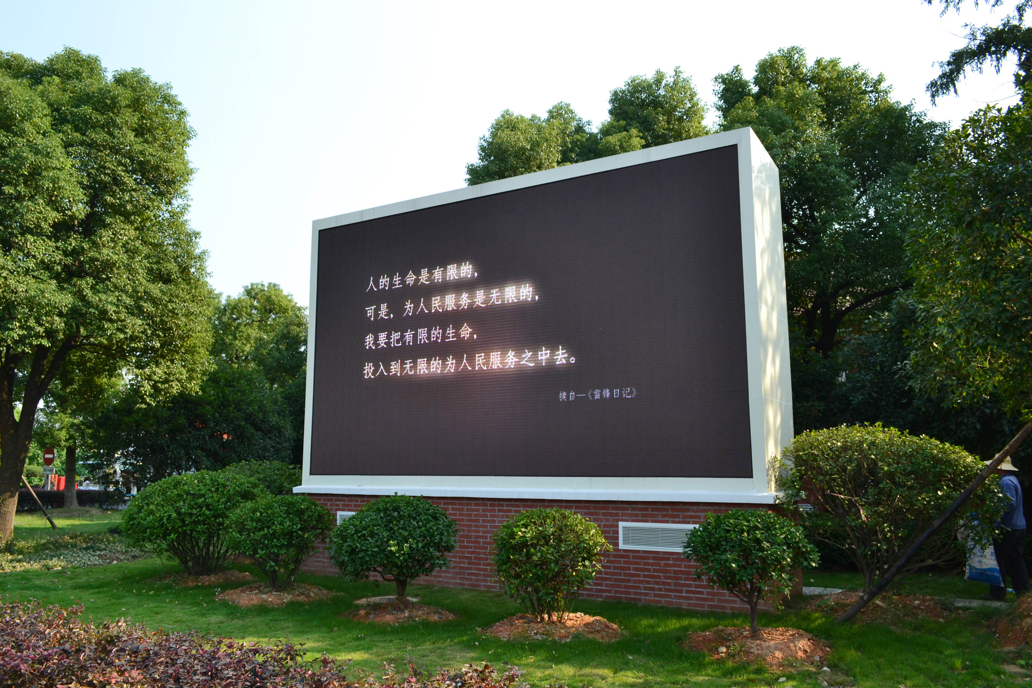 导致户外LED显示屏容易坏的原因是什么？